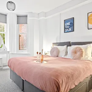 Flat-2 Stylish Central Bournemouth Apartment, Sleeps 6, Family Retreat, 7 Minute Walk To Beach Parking Wifi Kitchen And Washer Bournemouth